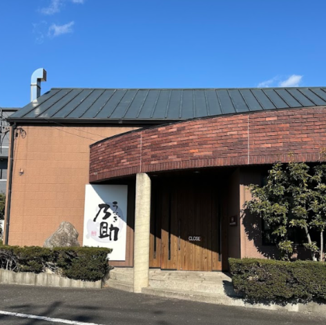 家族や友人との楽しい食事、ビジネス接待など多様なシーンで利用できます。落ち着いた雰囲気の中で、香ばしい鰻の蒲焼やひつまぶしを楽しみながら、会話が弾むひとときを提供します。個室やテーブル席も完備しているため、プライベートな食事にも最適。大切な人との特別な時間を演出する、心温まる場所です。