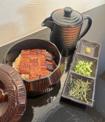 普通大小的鳗鱼饭