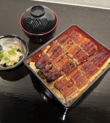 上面有鳗鱼和鸡蛋