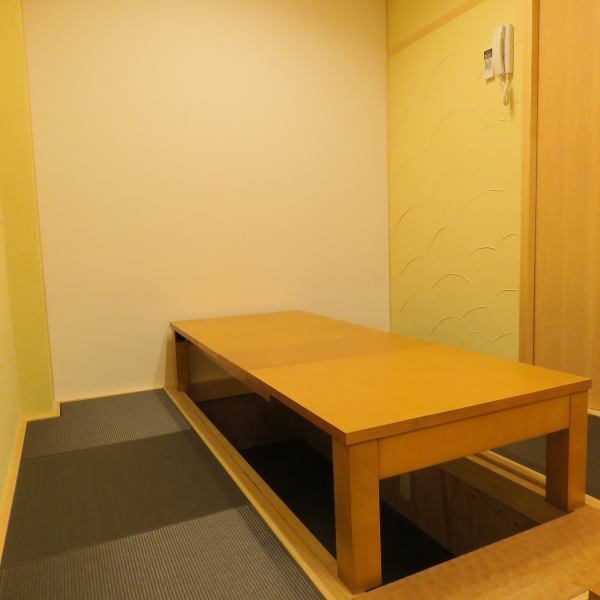 [4 or 6 people digging kotatsu private room x 4 desks] The digging kotatsu seat is a relaxing atmosphere where you can stretch out and relax.It is also a popular seat for family meals with children, drinking parties with colleagues in the company, and girls' associations.All-you-can-drink course is available from 4000 yen (tax included) ☆