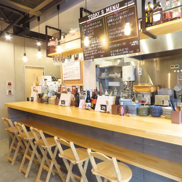 【蕨駅徒歩3分】カウンター席のみの店内は、木の温もりが溢れるアットホームな空間。店主や居合わせた周りのお客様との会話を楽しみながら味わう創作料理と美味しいお酒は1日の疲れを忘れさせてくれます。
