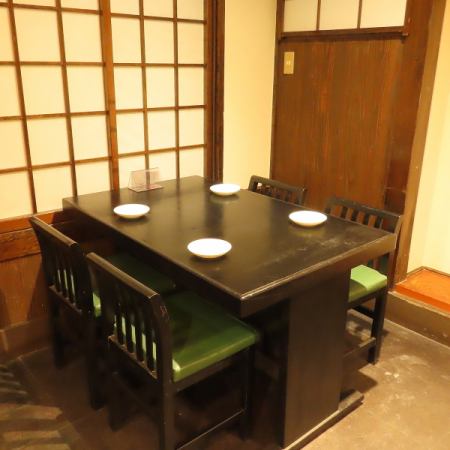 4名様までご着席可能なテーブル席です。会社仲間との飲み会など、少人数での宴会におすすめなお席となっております。テーブルを囲み会話に花を咲かせながら、新潟名物や当店自慢の逸品とお酒を心ゆくまでお楽しみください♪