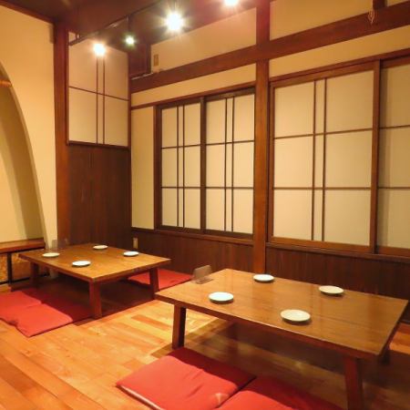 20名様までご着席可能な座敷席です。大人数での宴会もご対応可能なお席となっております。会社宴会等、各種ご宴会でのご利用におすすめです！広々としたお席でテーブルを囲んでお料理を堪能◎美食と美酒に思わず会話も弾みます♪