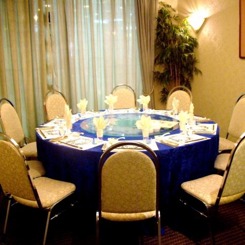 A gorgeous banquet around the round table