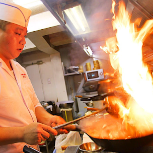 一家受欢迎的正宗中餐厅，只有来自中国四川的“特级”厨师资格的厨师！