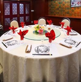 很有中国韵味的圆桌。我们的餐厅不仅可用于与家人和朋友的常规聚餐，还可用于公司宴会和同学聚会。大型聚会的预订请随时联系我们。