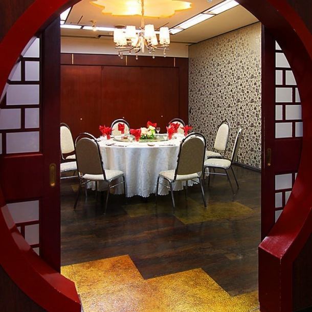 一歩足を踏み入れれば、そこはまるで本場のチャイニーズレストラン。オーナーが現地で集めたこだわりの調度品が並び、異国情緒と活気に満ちた空間がお客様をお迎えします。中華ならではの円卓を皆様で囲み、本格的な料理を味わえば、いつもとは一味違った、思い出に残る特別なご宴会になるでしょう。