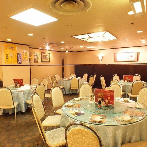 当店は少人数から最大100名様規模の大宴会まで対応可能です。会社の歓迎会や送別会、同窓会など、様々なシーンでご利用いただけます。人数に合わせてお席のレイアウトも柔軟に変更いたしますので、幹事様も安心。まずはお気軽にご希望の人数やご予算をご相談ください。