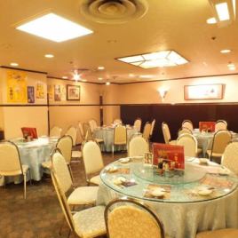 【桌席:20~100人】最多可容纳100人!适合举办大型宴会的桌席,也可包场整层。可容纳大型公司宴会、迎送会等活动的桌席。布局可根据人数灵活调整,从20人到最多100人。我们还接受有关租用整个楼层的咨询,以便举办具有团结感的盛大活动。