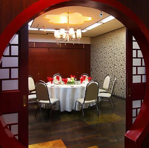 원탁을 둘러싸고 우아한 한때를.