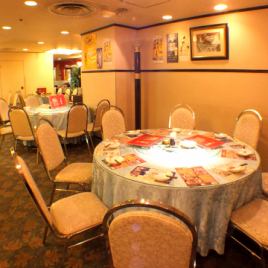 円卓テーブルは、団体様にもおすすめしております。当店はご家族で、ご友人での普段のお食事でのご利用はもちろん、会社宴会から同窓会までご利用いただけます。大規模宴会のご予約も、ぜひお気軽にお問合わせお待ちしております。