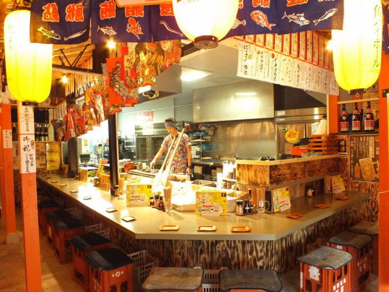 【カウンター席】横丁をイメージした開放的なカウンター席。 活気ある店内で調理風景を見ながら、鳥取県産にこだわる料理の品々をお楽しみ下さいませ。