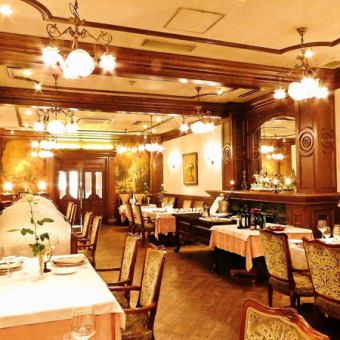 高級感溢れる店内での貸切パーティーは10名様よりご対応。ご宴会やブライダルシーンなど様々な用途でご利用いただけます。パーティープランも各種ご用意させていただいておりますので、詳しくはコースページをご覧ください。日程によってはご予約を承れないこともございますので、まずはお気軽にお問合せくださいませ。
