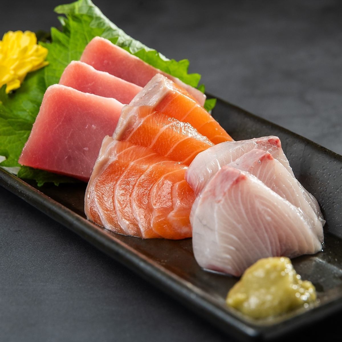 Enjoy the sashimi delivered straight from the market, two special kinds of xiaolongbao dumplings, yakitori, and more to go with your alcoholic beverages.