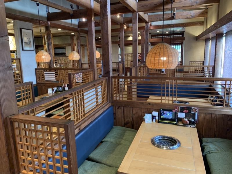 掘りごたつ席がメインの店内。テーブルの間隔もしっかりとしておりますので、ゆったりとお食事をお楽しみいただけます。ご家族やご友人とのお集まりにも最適。