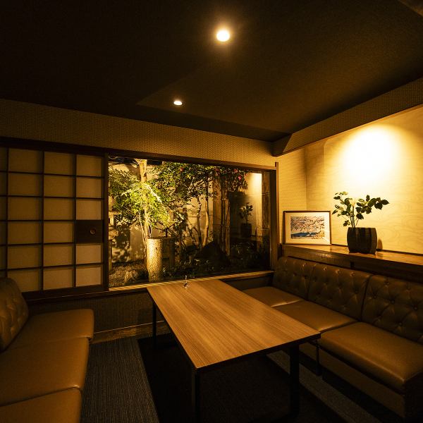店内は和の趣を大切にした和モダンデザイン。中庭を臨む席もあり、視覚的にも安らぎを提供します。アクセスも便利な祇園エリアに位置し、観光の合間にも立ち寄りやすい好立地♪海外のお客様にも喜ばれる工夫を凝らし、丁寧な接客を心掛けています。雰囲気に沿ったドリンク演出など、五感で楽しめる魅力が揃っています！