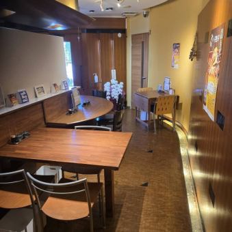 当店では2名テーブル席を2席ご用意しております。