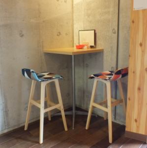 The high table of the inside corner of the shop is a special table with only one seat on the couple, so please tell us when designating.