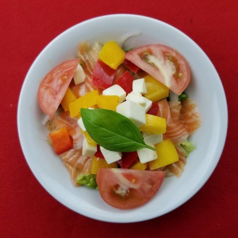 Salmon and mozzarella salad