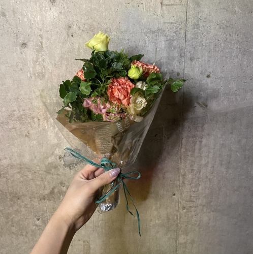 迷你花束和惊喜蛋糕或甜点拼盘。仅限周一至周五供应。需提前一天预订。