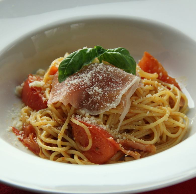 Fresh tomato and prosciutto pasta