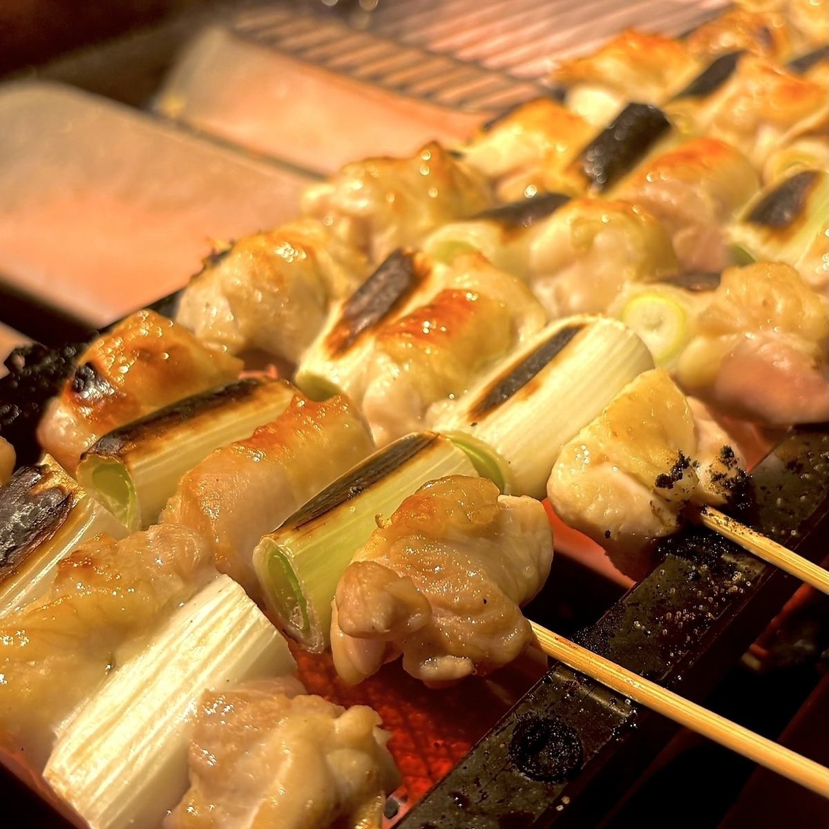 銘柄鶏「錦爽どり」を使用し1本1本毎日お店で串打ちしています。