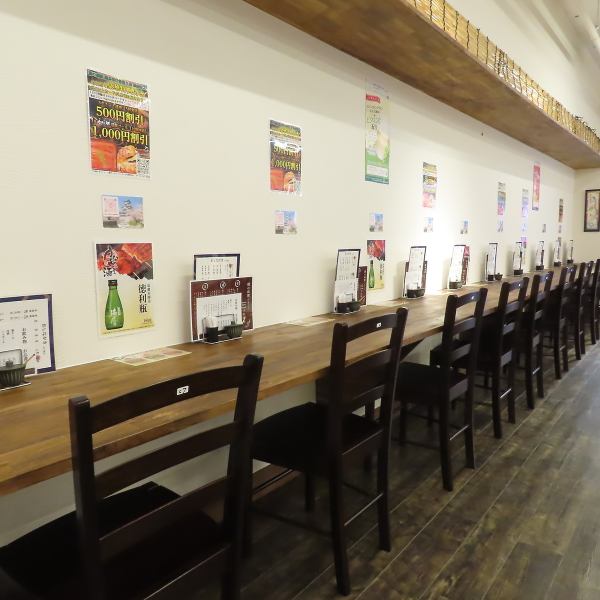 【清潔感ある暖かな雰囲気♪】2024年6月29日に新規OPENした店内は「和」の雰囲気を存分に味わえる明るい空間！店内カウンター席は計5席をご用意し、お一人様からのご利用も大歓迎！お一人様でも入りやすいカジュアルで明るい雰囲気も魅力の一つです。即予約・リクエスト予約も可能ですので、お気軽にお問い合わせください！
