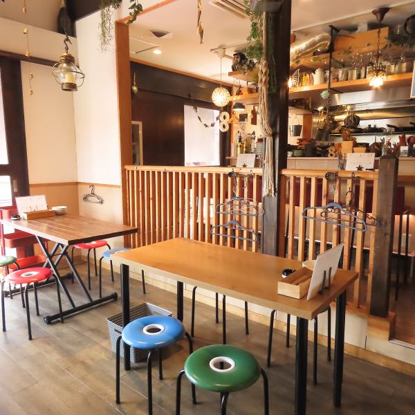 【◆ネオ大衆酒場◆】スタッフも明るく気さくで、気軽に楽しみやすい雰囲気となっております。大衆酒場感がありつつも、おしゃれさもある、落ち着く空間です！小皿スタイルで雰囲気の良いお店なので、女性の方お一人でのご来店も多数♪カウンターやテーブルで、少人数でも使いやすいお店です。