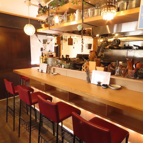 【◇3種類の席タイプ◇】当店のお席は全3種類をご用意しております！お一人様でしっぽり使いやすいカウンター席、そして様々な人数でご利用可能なテーブル席、さらにロフトにあがっていただくと、少しプライベートな雰囲気もあるお座敷席がございます♪カウンター席もテーブル席も、複数卓一緒にご利用可能です！