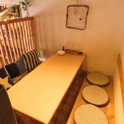 2階にあがっていただければ、ロフトにてお座敷席を、全6名様分ご用意しております！プライベートシーンにもピッタリで、宴会などを楽しめます。（ロフト席説明と同一席）