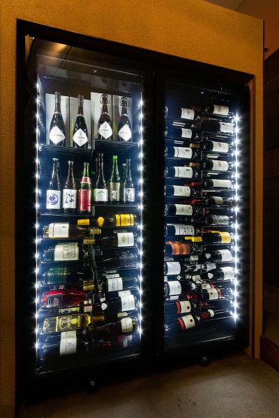 The wine cellar at the entrance offers a wide range of French and Italian wines, as well as New World.