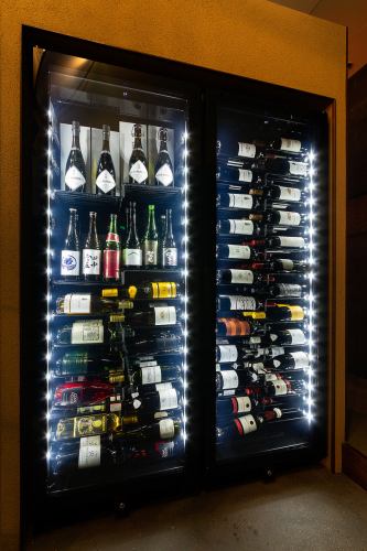 <p>The wine cellar at the entrance offers a wide range of French and Italian wines, as well as New World.</p>