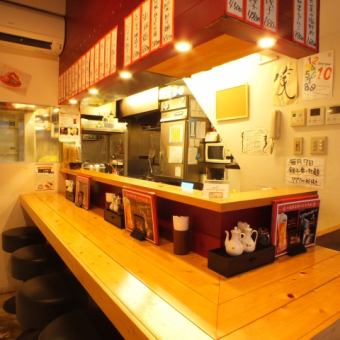サクッと飲むならカウンター。お一人でも◎