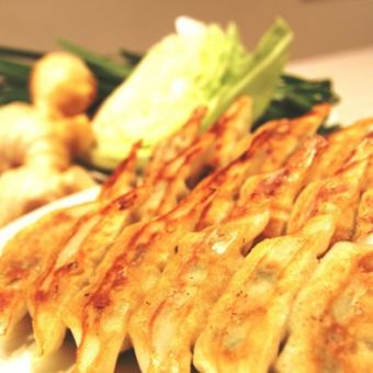 2024年10月1日～平日限定☆先着7名様☆餃子3種食べ放題777円90分