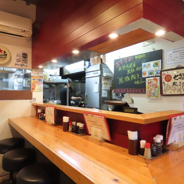 1階はカウンターのみとなってますが、お食事だけでもお一人様でもフラッと立ち寄れる空間になっております。目の前に調理場があるのでライブ感のある雰囲気もあったりスタッフに料理の事も直接話を聞けたりしますよ。常連様も多いカウンターで楽しく飲んでみてはいかがですか？