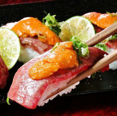 一乐特制的【海胆寿司】和陶瓷烤制的日本黑牛肉等，肉类和鱼类都很精致。