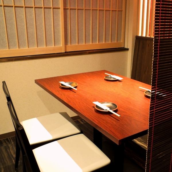 [2nd floor table seats] Table seats separated by bamboo blinds.If you raise the blinds, you can host a banquet for up to 16 people.