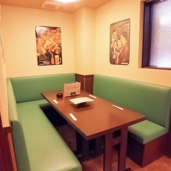 The green seat has a box seat with a stylish impression.There are two seats for 4 people and 6 people, so please use it at a banquet with your colleagues and friends ♪ Other table seats etc We also have a table If you wish to contact us by phone as soon as possible Please.