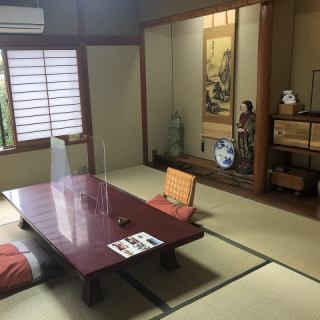 4名様まで利用可能な個室は、大切な方々と季節の日本料理をお楽しみいただける、パーソナルなお集まりにおすすめの空間です。