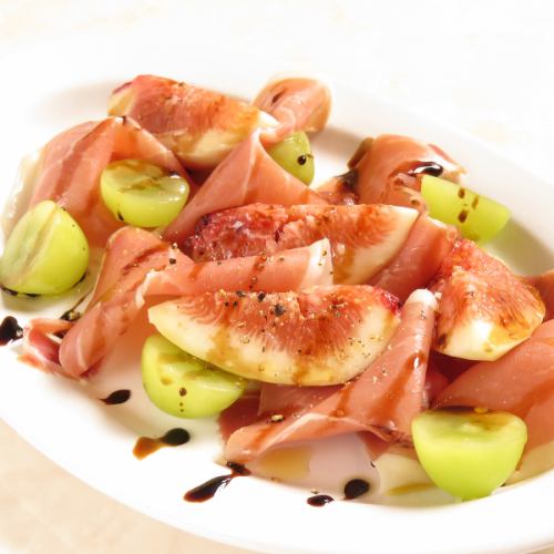 Spanish ham and seasonal fruits