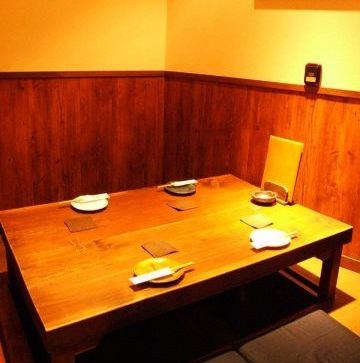 【少人数個室もあり♪】周りを気にせずゆったり過ごされたい方には4名様用の個室をご用意しております♪隣とのお席に仕切りがあり、完全個室ではありませんが、人気のお席なので、ご予約はお早目に！お日にちにもよりますが、ご希望を頂いていても確実にご用意出来る保証は出来かねます。ご了承下さい。