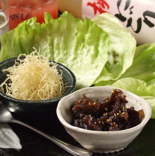 甘辛く炊いた牛肉をレタスで包んで