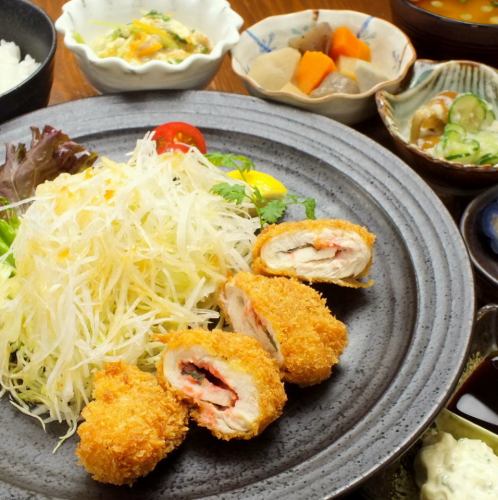 人気No.1★『ササミ梅肉かつ』その他、全ランチ小鉢3品、ご飯、汁物、お漬物付★
