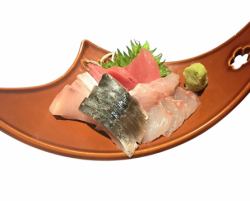 A plate of 3 or 4 sashimi pieces selected by the chef