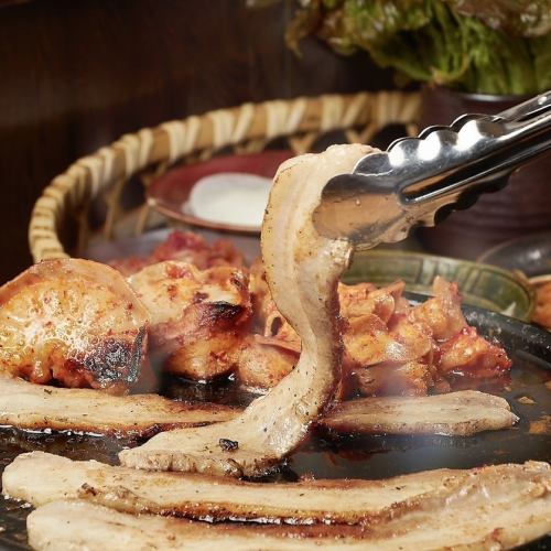 黑豬熔岩五花肉和烤荷爾蒙套餐4,500日元～！引以為傲的“荷爾蒙烤”