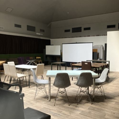 <p>フロア貸切可能な2部屋をご用意◎14名様から最大32名様(推奨28名様)までご利用可能・わんちゃんと一緒に過ごせる【手前のお部屋】、着席最大60名様、立食最大100名様と大規模なシーンで活躍する【奥のお部屋】がございます！お気軽にお問合せください♪※写真は奥のお部屋です。※一週間前までにお問合せください。</p>