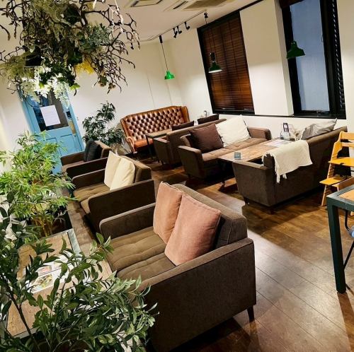 <p>ソファー席がメインの開放感ある落ち着いたBフロアは、ゆったりとした時間を過ごすのに最適。友人やご家族とのお食事はもちろん、Wi-Fiも完備しているためコーヒーを飲みながらお仕事をする場としても人気のあるお席です。</p>