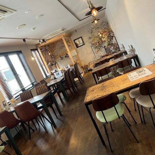 <p>店内は2フロアご用意。「愛犬と一緒にはいれるAフロア」は4名テーブルを7席ご用意。テーブルは1名から4名までご利用でき、フォトスポットも併設しております。「Bフロア」は4名テーブルを2席と6名テーブルを1席、2名カウンターを3席ご用意。Wi-Fiも完備しており、1名から気軽に利用できます。</p>