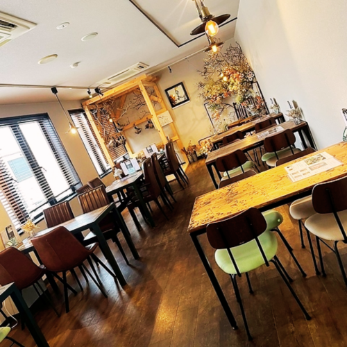<p>店内は2フロアご用意。「愛犬と一緒にはいれるAフロア」は4名テーブルを7席ご用意。テーブルは1名から4名までご利用でき、フォトスポットも併設しております。「Bフロア」は4名テーブルを2席と6名テーブルを1席、2名カウンターを3席ご用意。Wi-Fiも完備しており、1名から気軽に利用できます。</p>