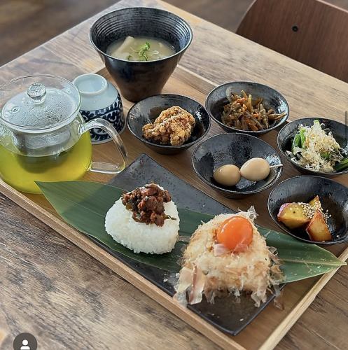 おにぎり主菜プレート